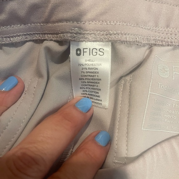 Figs scrub set tan stone color with neon yellow tie Womens size Medium - Picture 9 of 10